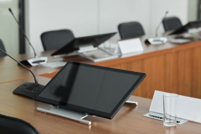 Sala de aula moderna equipada com recursos tecnológicos atualizados