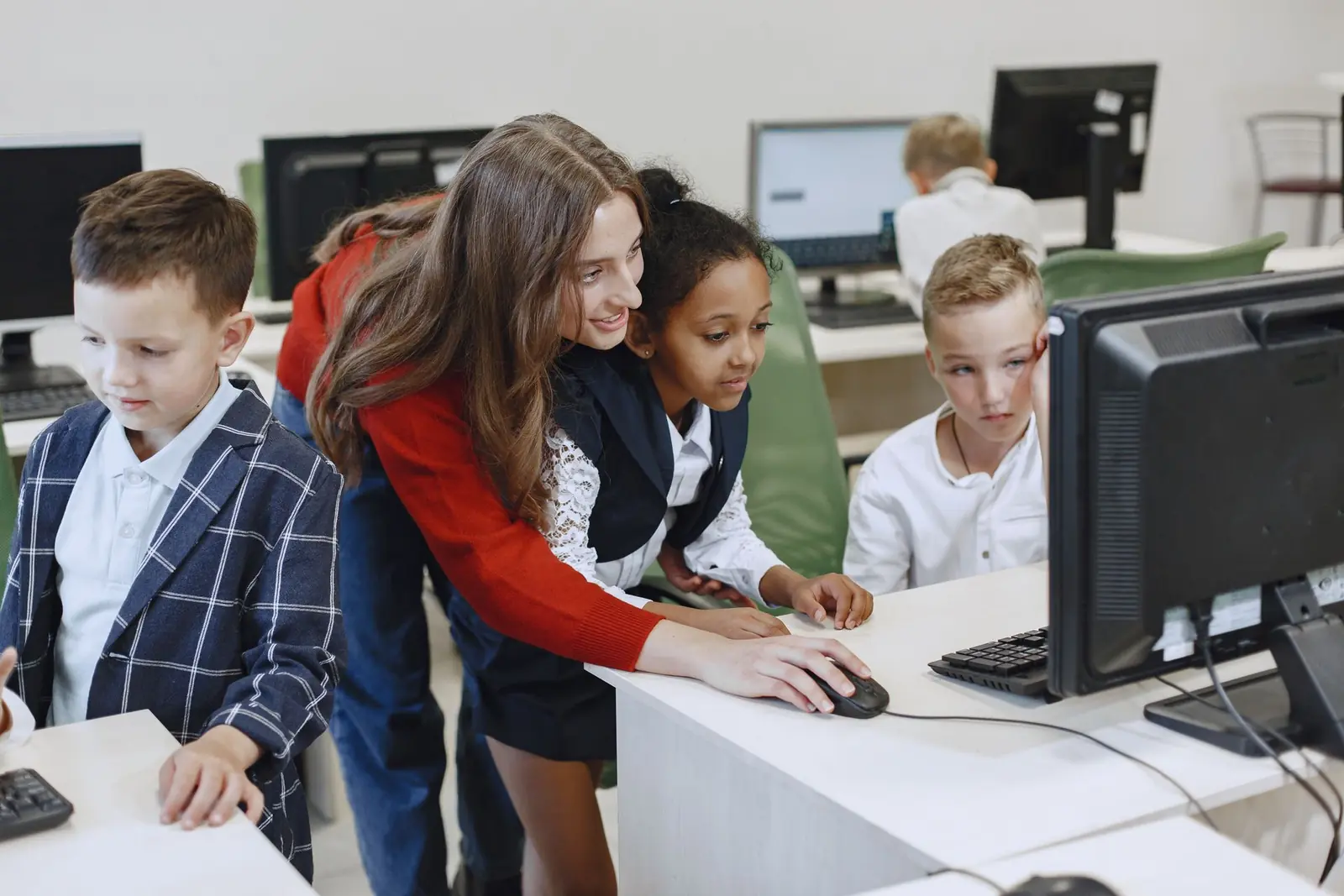 Laboratório de informática equipado com computadores modernos