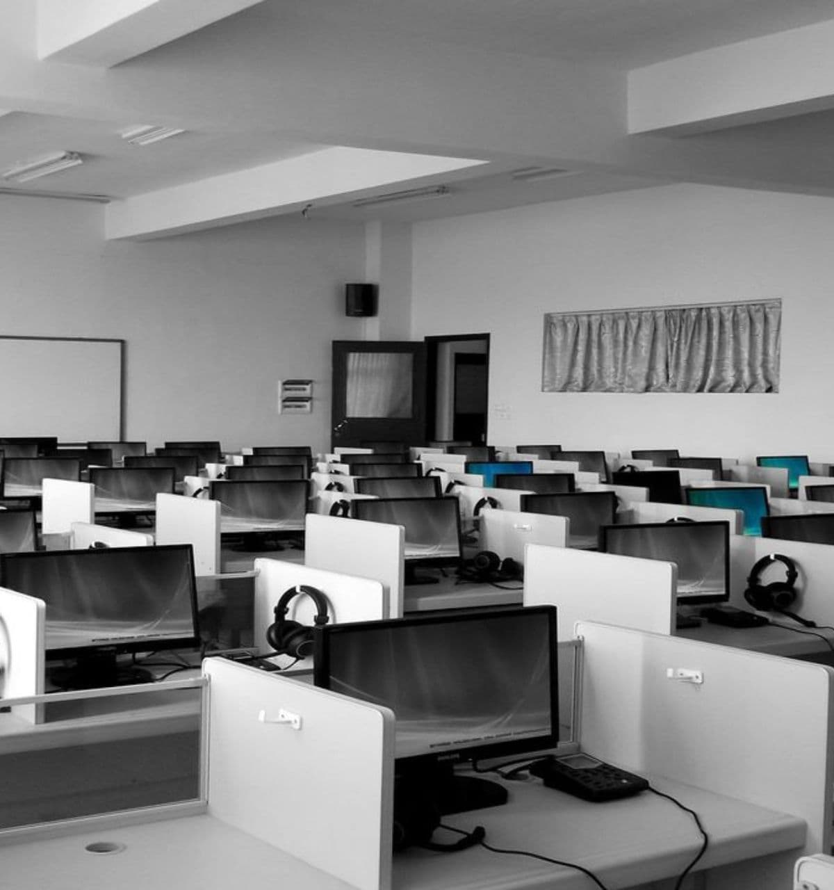 Modern learning environment equipped with computers and technology solutions